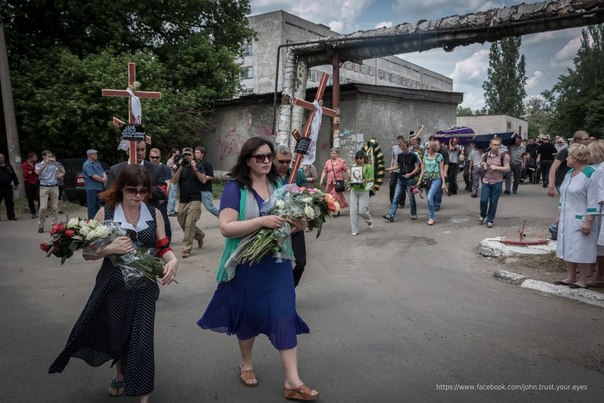 Photos: Gorlovka Citizens Mourn for Killed 11yo Girl