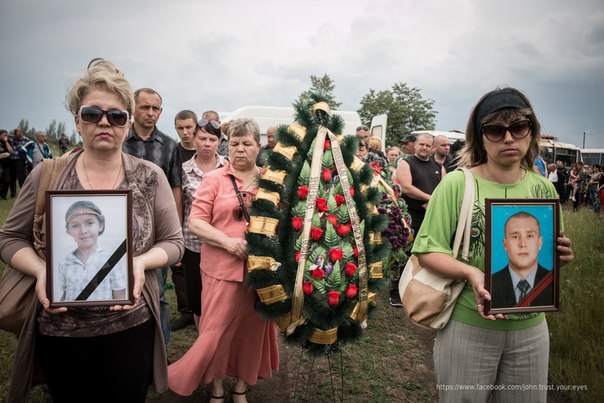 Photos: Gorlovka Citizens Mourn for Killed 11yo Girl