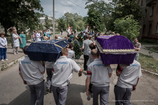 Photos: Gorlovka Citizens Mourn for Killed 11yo Girl