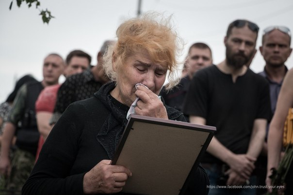 Photos: Gorlovka Citizens Mourn for Killed 11yo Girl