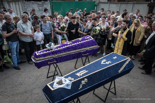 Photos: Gorlovka Citizens Mourn for Killed 11yo Girl