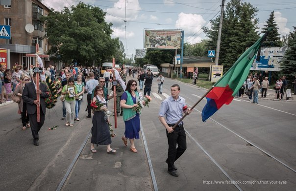 Photos: Gorlovka Citizens Mourn for Killed 11yo Girl