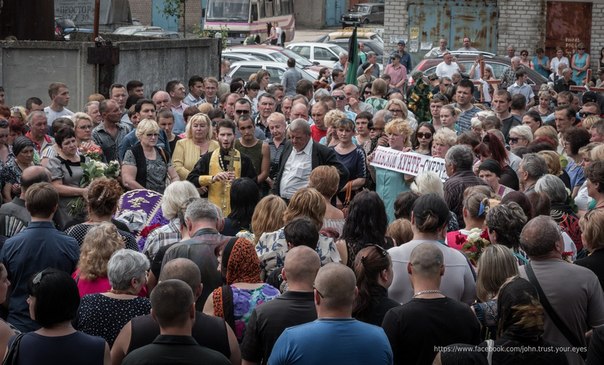 Photos: Gorlovka Citizens Mourn for Killed 11yo Girl