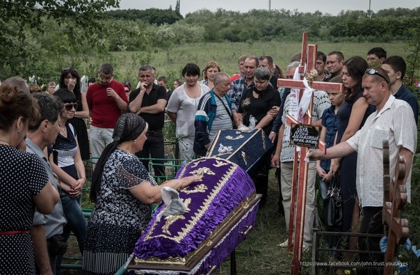 Photos: Gorlovka Citizens Mourn for Killed 11yo Girl