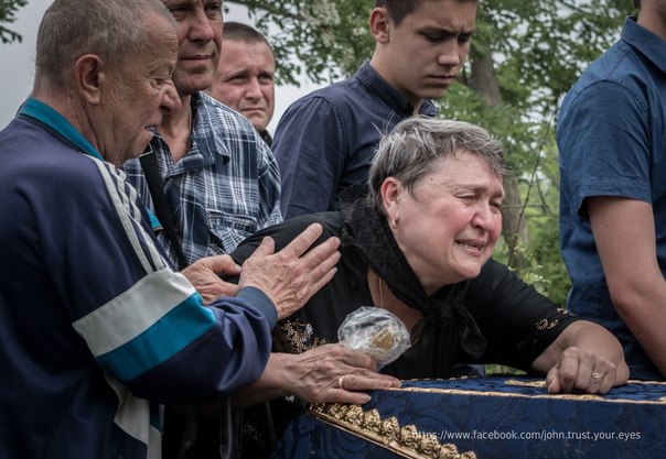 Photos: Gorlovka Citizens Mourn for Killed 11yo Girl