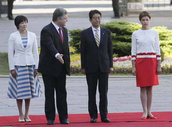 Poroshenko Danced with Japan PM for Loan Guarantees