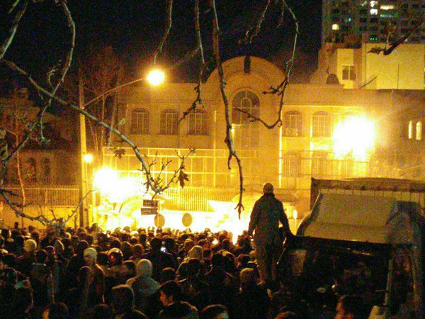 BREAKING: Molotovs against Saudi Arabia's Embassy in Teheran