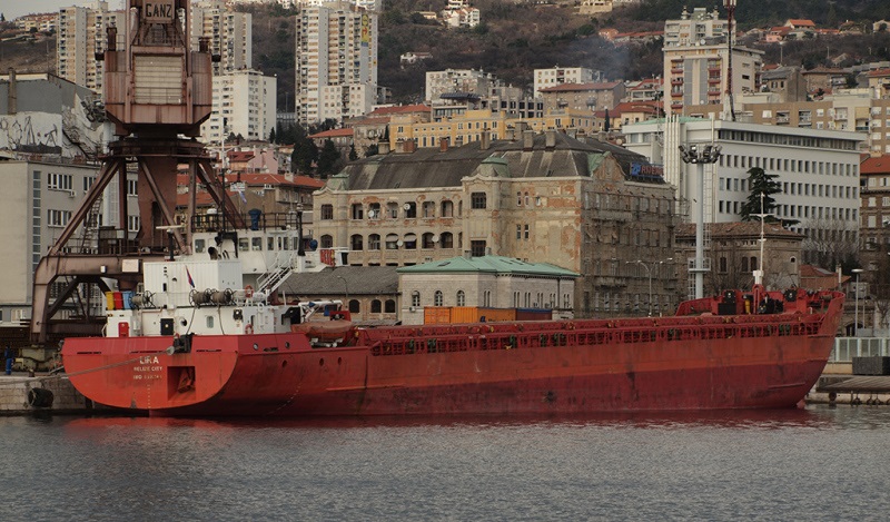 Turkish ship tried to destroy the Russian bridge to Crimea or only crying incompetence?