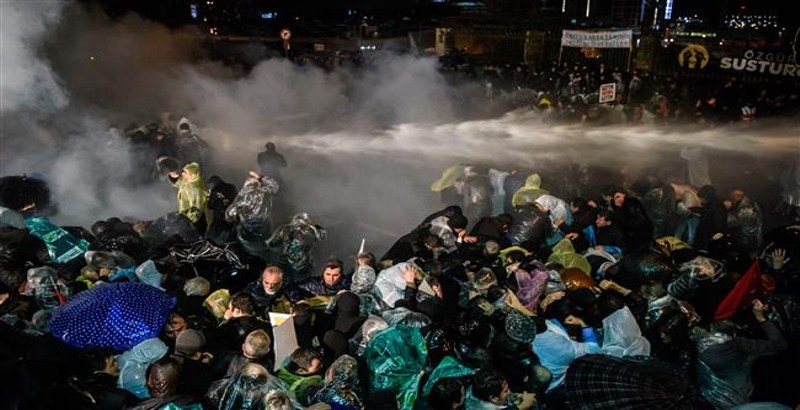 Turkish police disbands protesters with tear gas and water canon in Istanbul