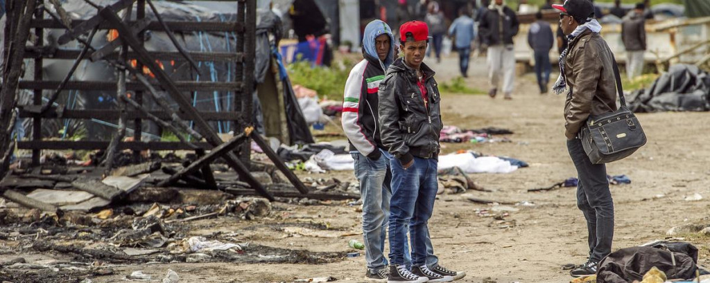 20 Injured in Brawl at Calais Refugee Camp in France (Video)