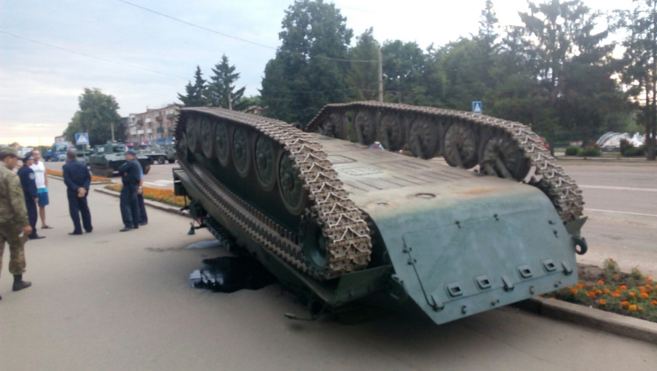 Ukrainian Air Defense System Overturns After Military Parade