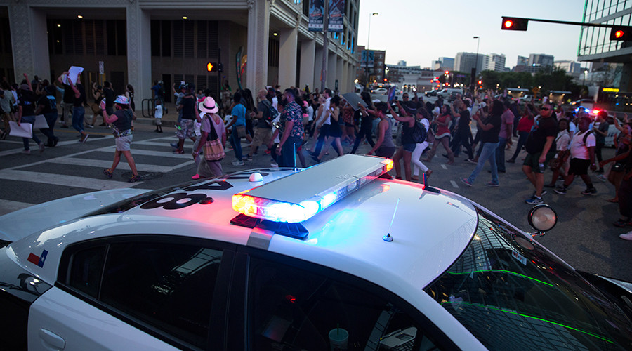 11 Officers Shot, 5 Dead in Dallas - Black Lives Matter Protest