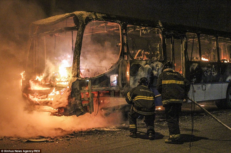 Radical Islamists Burn Bus in Paris (Video)