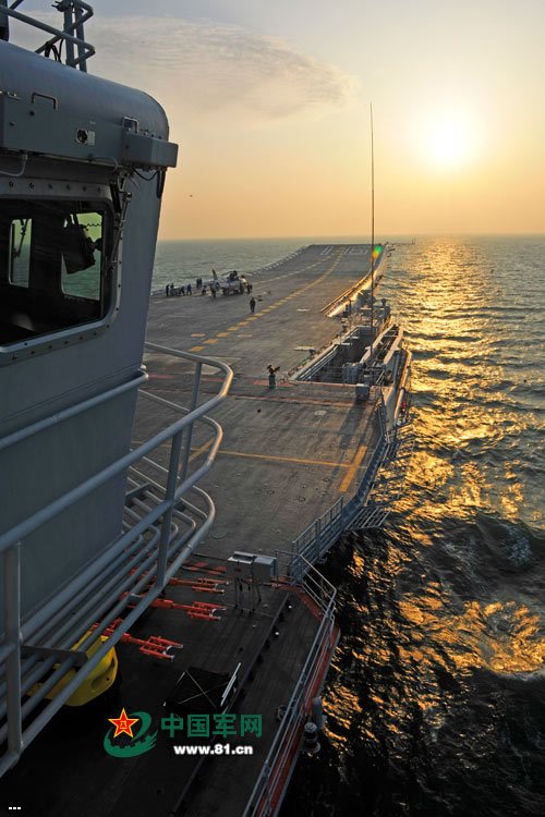 Chinese Liaoning Aircraft Carrier - Big Photo Report