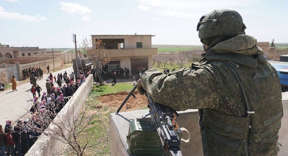 Footage: Russian Servicemen Distributing Aid West Of Manbij