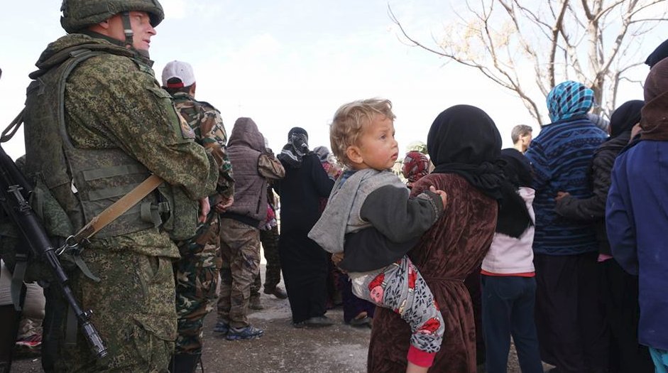 Footage: Russian Servicemen Distributing Aid West Of Manbij