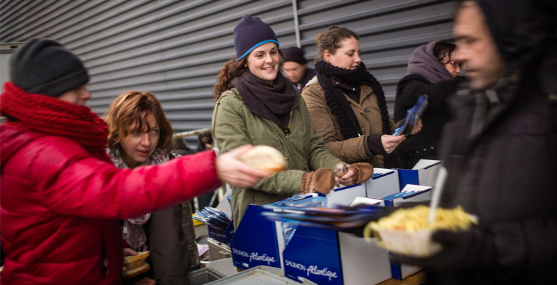 Mayor of French Calais Prohibits to Distribute Food to Migrants