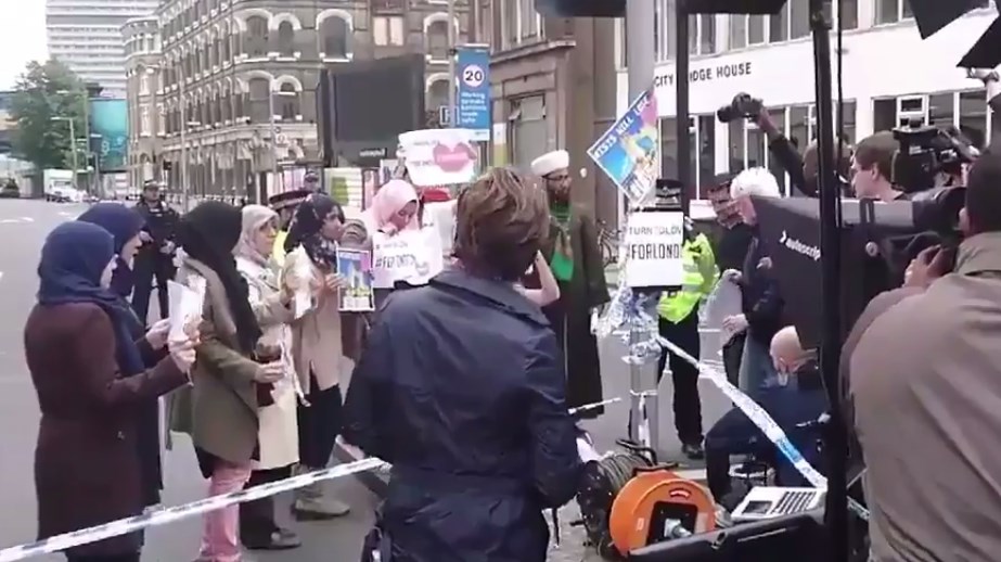 FakeNews: CNN Stages Video With "Anti-ISIS Muslim Protesters" Following London Attack