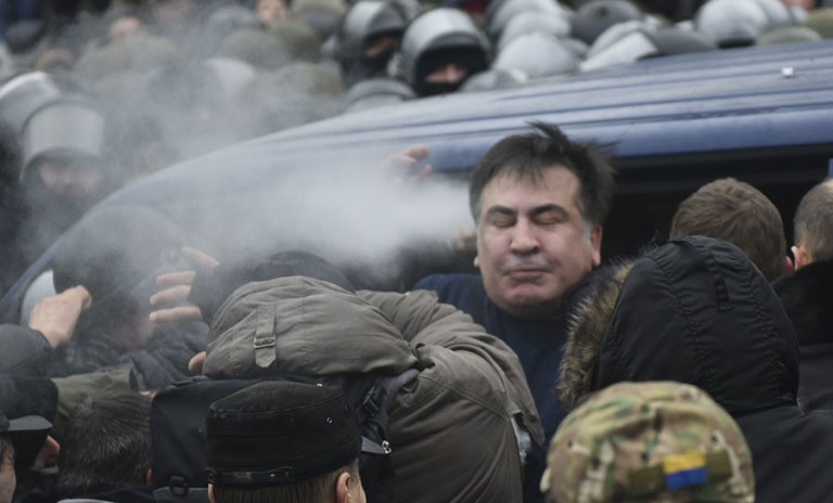 War criminal ex-Georgian President freed from police custody by mob in Kiev after “suicide” stunt