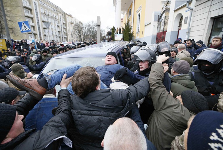 War criminal ex-Georgian President freed from police custody by mob in Kiev after “suicide” stunt