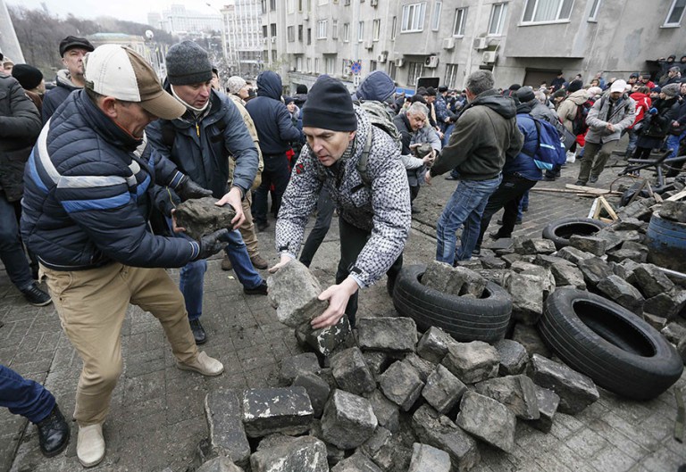 War criminal ex-Georgian President freed from police custody by mob in Kiev after “suicide” stunt