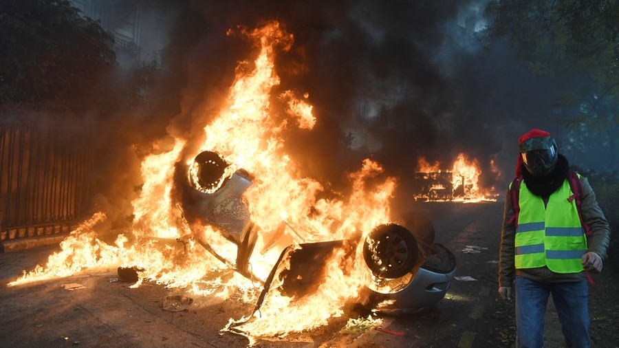 Dozens Injured As Paris Turns Into Battlefield Amid Fresh Yellow Vest Rallies (VIDEOS)