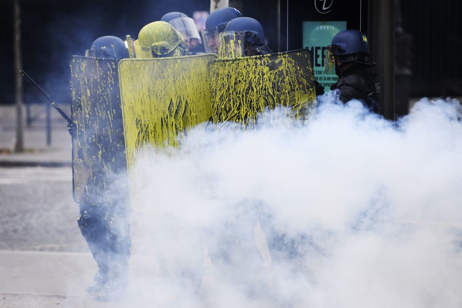 Dozens Injured As Paris Turns Into Battlefield Amid Fresh Yellow Vest Rallies (VIDEOS)