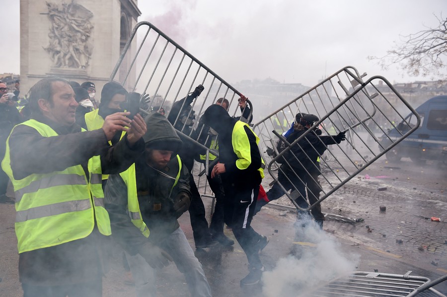 Dozens Injured As Paris Turns Into Battlefield Amid Fresh Yellow Vest Rallies (VIDEOS)