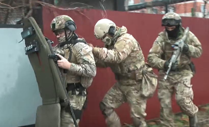 Russia's FSB Detained Members Of Terrorist Cell Collecting Money For ISIS (Video)