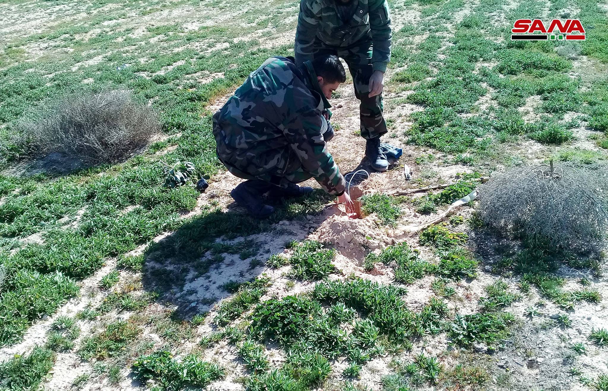 Syrian Sappers Clear ISIS Minefiled Near Palmyra (Photos)