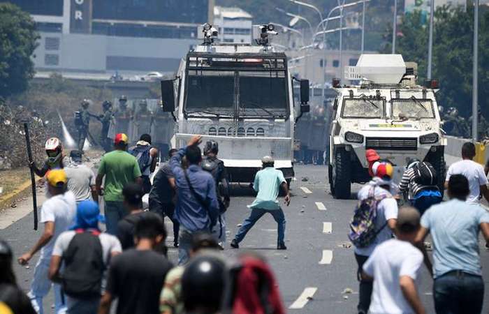 Guaido Supporters Failed To Establish Control Of Caracas Airbase. Clashes Continue In Nearby Area