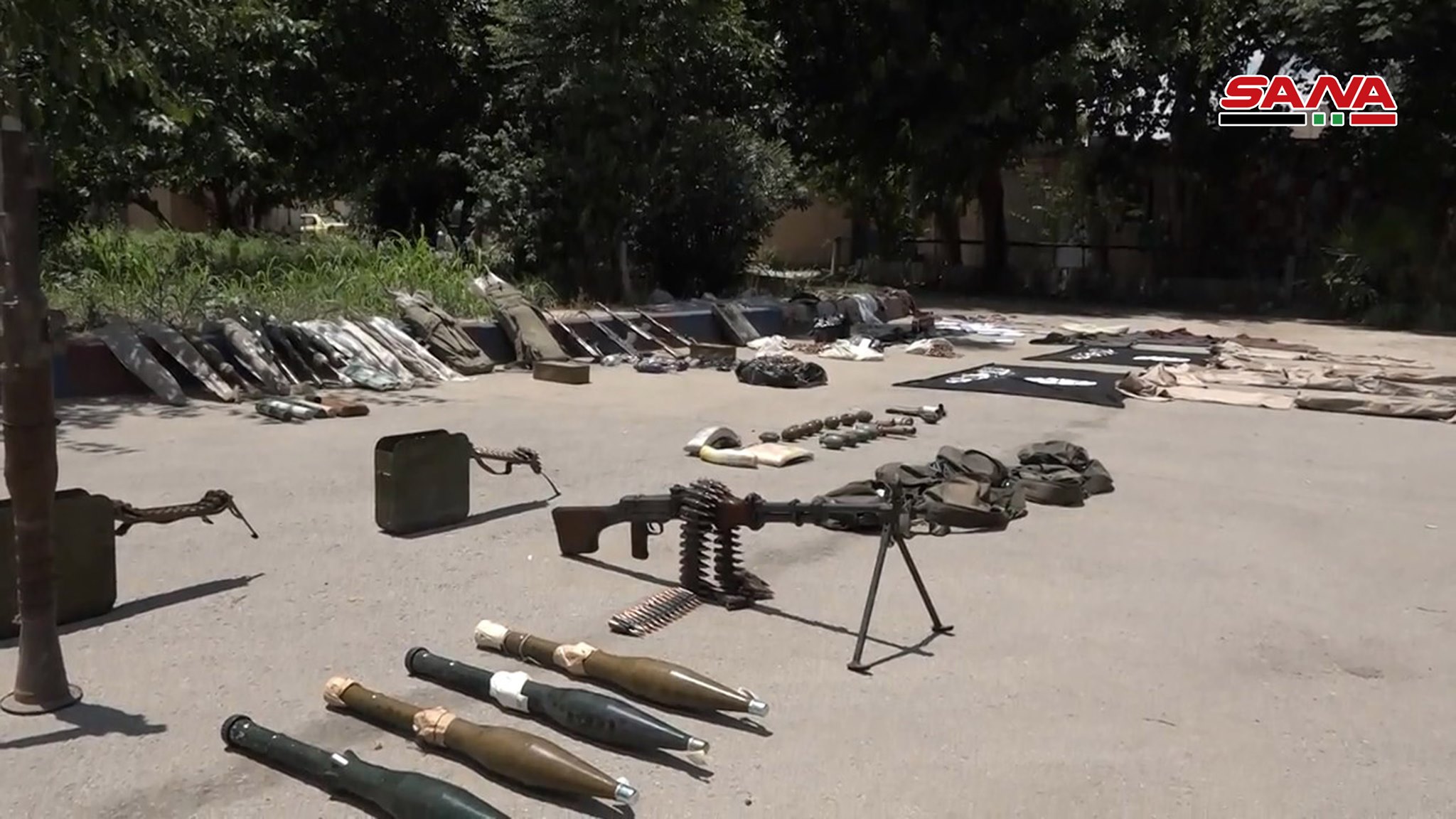 Syrian Army Uncovers Large ISIS Hideout, Weapons In Southern Deir Ezzor (Photos)