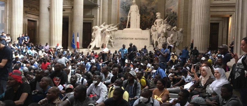 Over 700 'Black Vest' Migrants Occupy Paris Pantheon Demanding Citizenship