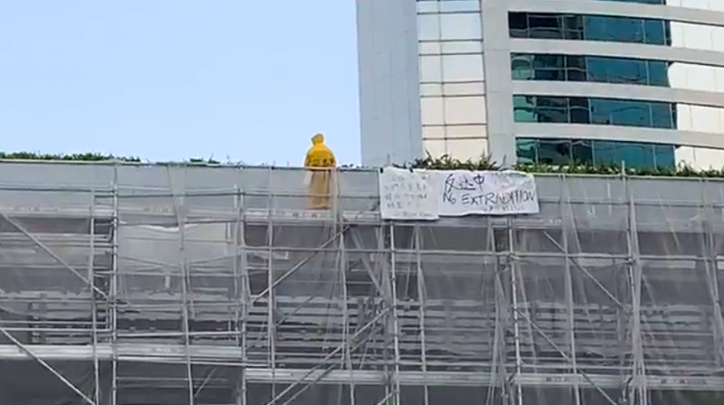 Hong Kong Protests Continue. Protesters Clashed With Mysterious 'Masked Men'