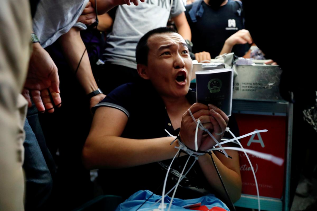 'I Support HK Police, You Can Proceed To Beat Me!': Captured Journalist Challenge Hong Kong Rioters