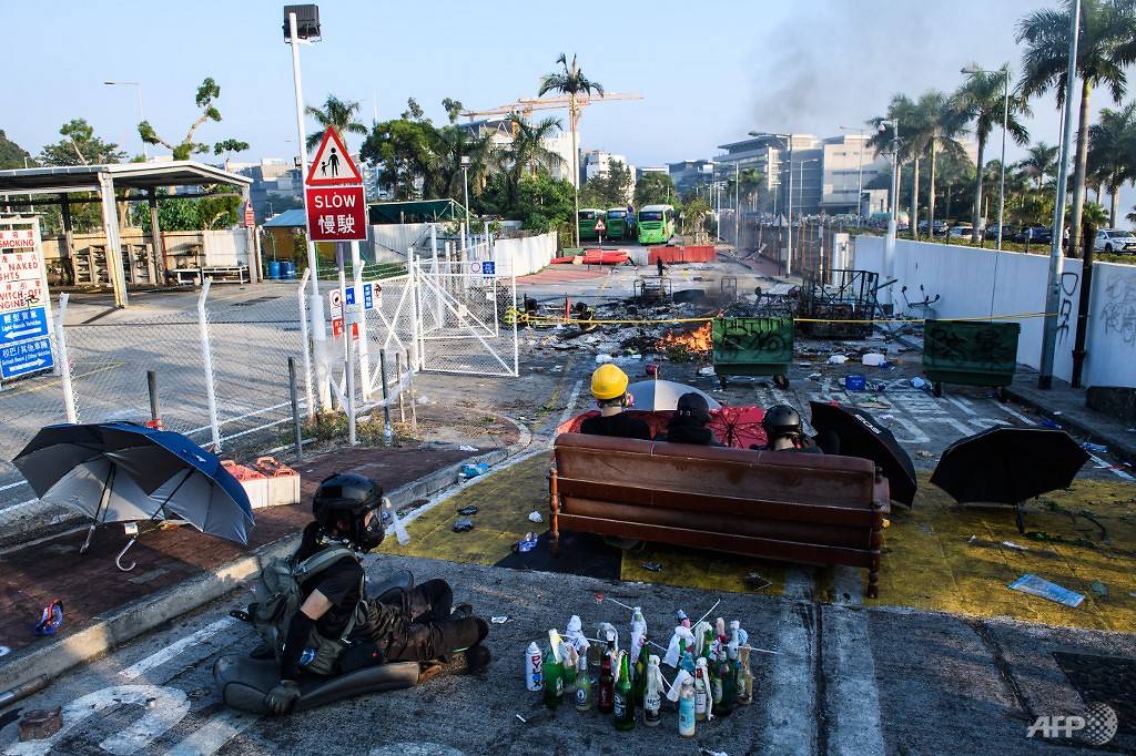 Chaos In Hong Kong: Nearly 4,000 Petrol Bombs Discovered By Police And 1,100 Arrested As PolyU Siege Nears End