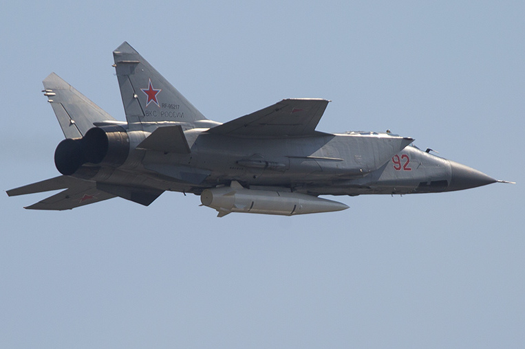 MiG-31 Fighter Jets Armed with Kinzhal to Protect Russia's Coast and The Northern Sea Route