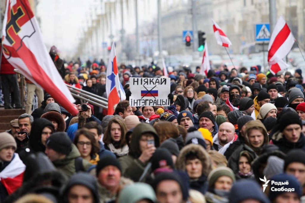 Ukraine-Like Scenario For Belarus? Protesters Wave EU Flags, Stand Against 'Russian Occupation' Amid Putin-Lukashenko Talks