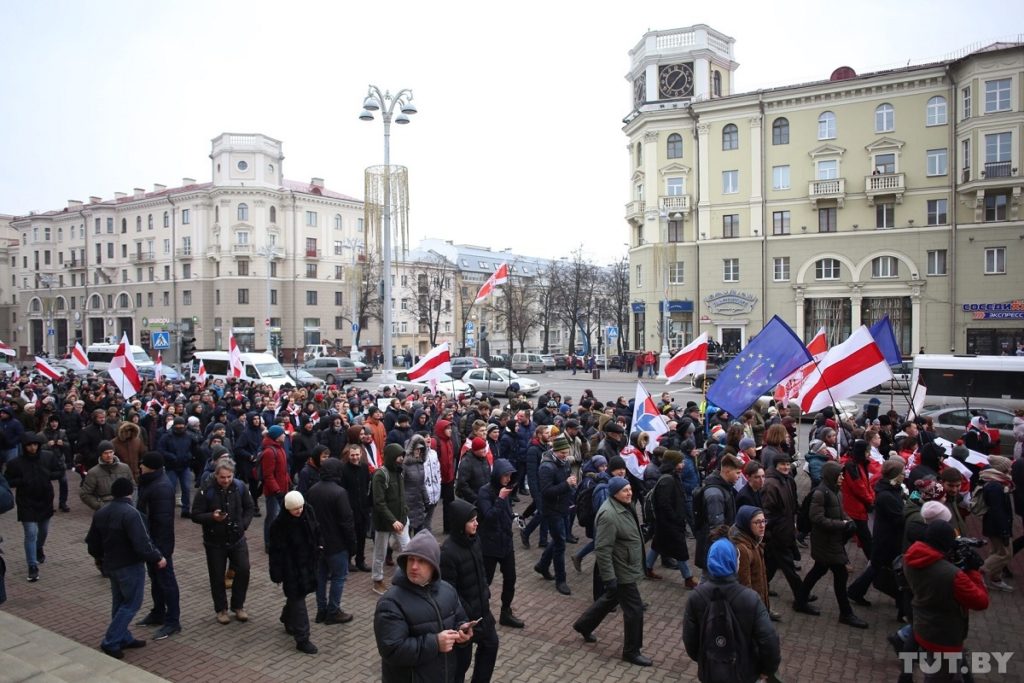 Ukraine-Like Scenario For Belarus? Protesters Wave EU Flags, Stand Against 'Russian Occupation' Amid Putin-Lukashenko Talks