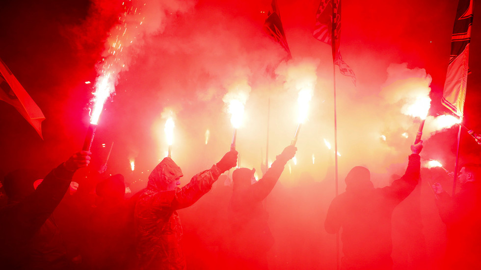 Ukrainian nationalists fire FLARE GUN at Russian embassy in Kiev, threaten to storm diplomatic mission (VIDEO)