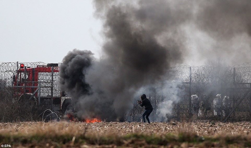 "Peaceful" Migrants Set Greek Border Fence On Fire, While Speaking Perfect Turkish And Having Guns