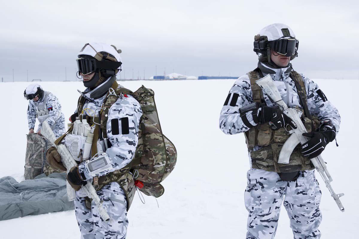 First Time In History: Russian Paratroopers Airdrop From Lower Border Of Arctic Stratosphere