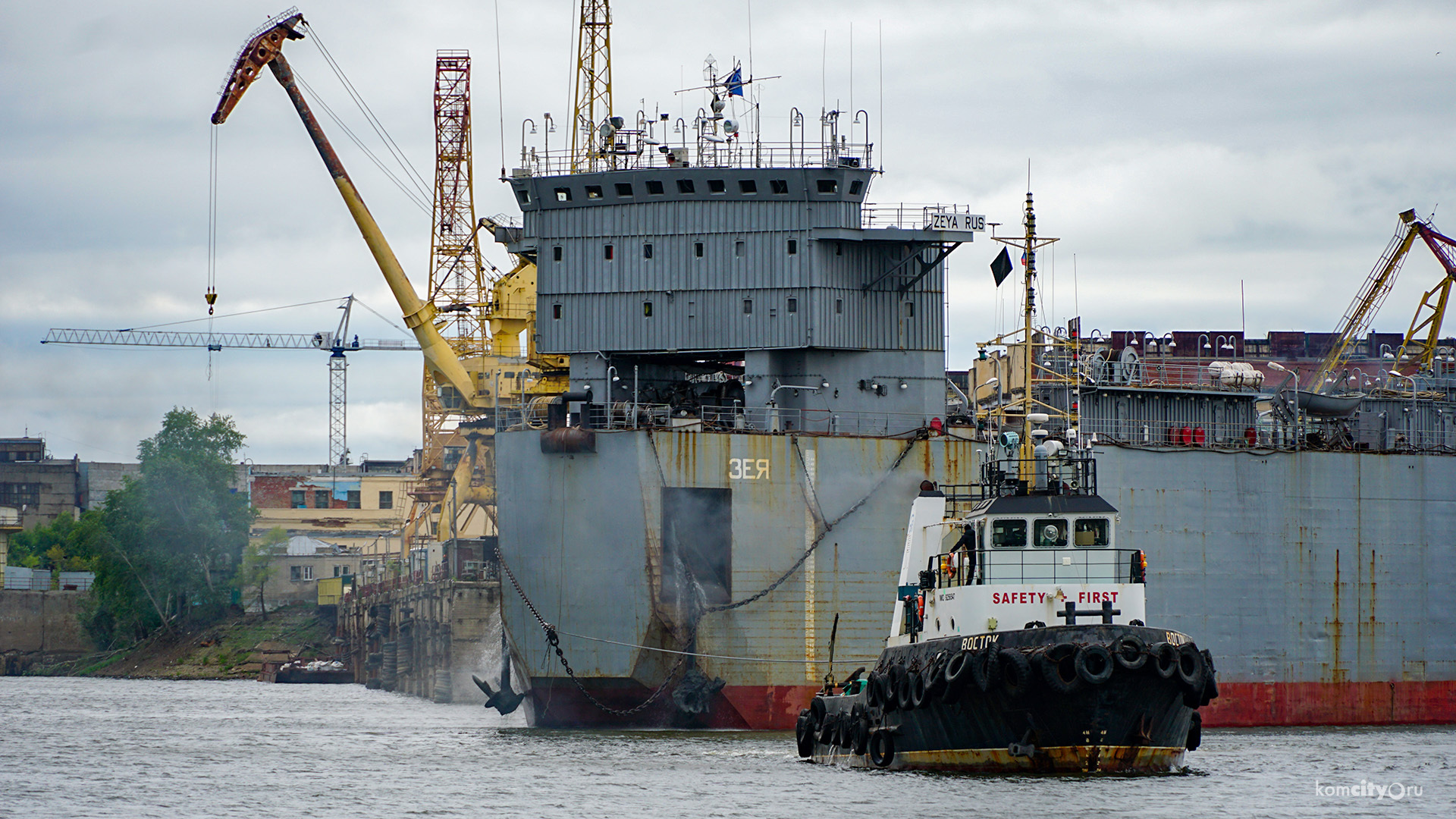 Russian Project 20380 Corvette Transported From Amur Shipyard To Vladivostok Via Floating Transport Dock (Photos)