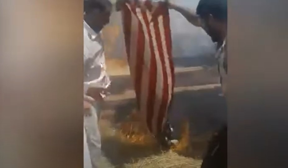 Locals Blocked US Convoy, Burned US Flag Near Syria's Fares Kabir (Video)