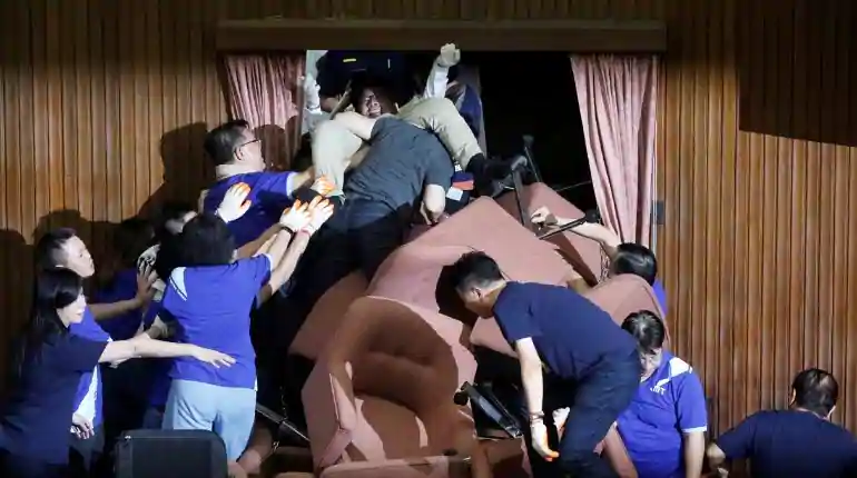 Pro-Beijing Opposition Occupied Itself In Taiwan’s Parliament, Clashed With Ruling Party