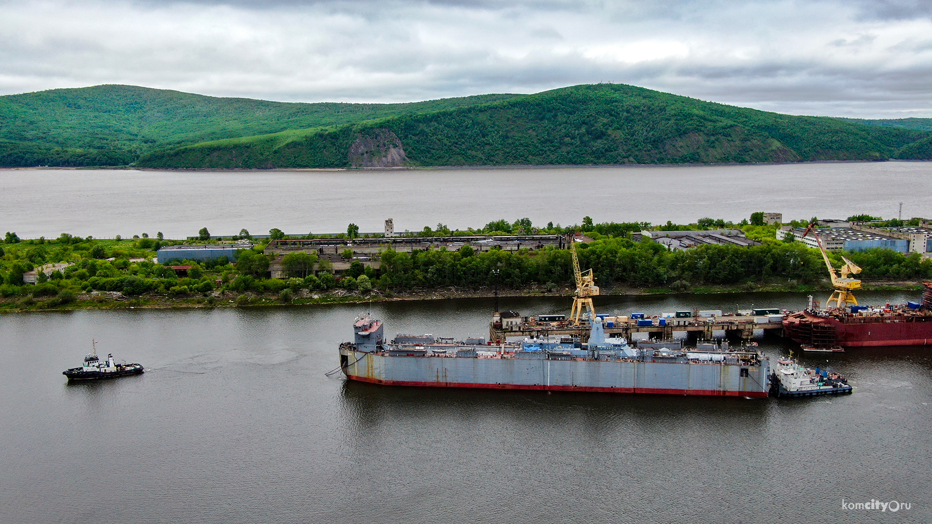 Russian Project 20380 Corvette Transported From Amur Shipyard To Vladivostok Via Floating Transport Dock (Photos)