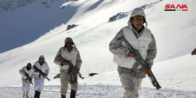 Syrian Soldiers Climb Mount Hermon (Photos)