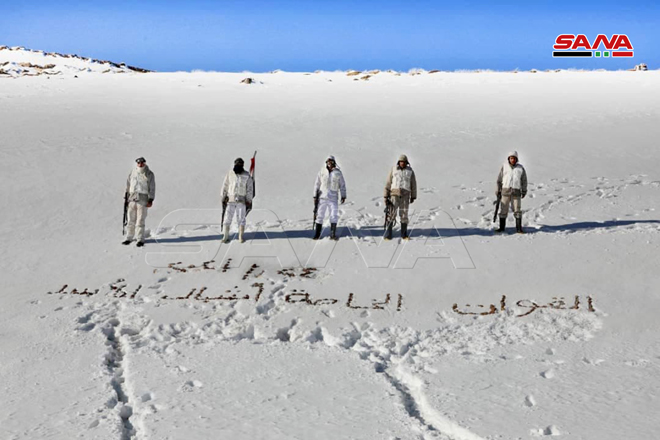 Syrian Soldiers Climb Mount Hermon (Photos)