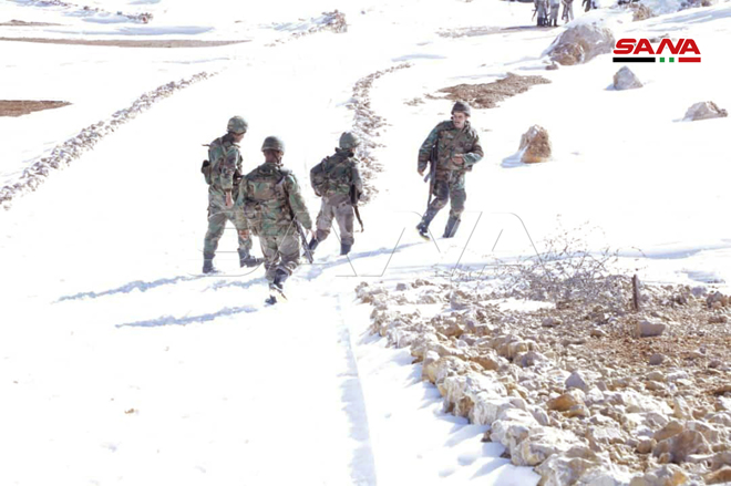 Syrian Soldiers Climb Mount Hermon (Photos)