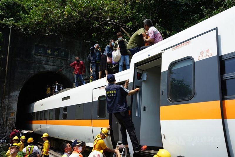 Taiwan's Deadliest Railway Disaster Leaves Dozens Dead (Video, Photos)